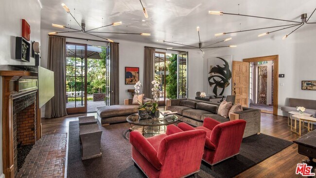 Foto del edificio - 7065 Hillside Ave