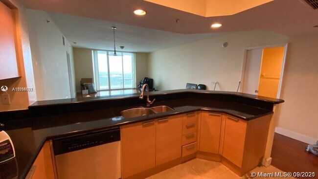 Foto del edificio - 14951 Royal Oaks Ln