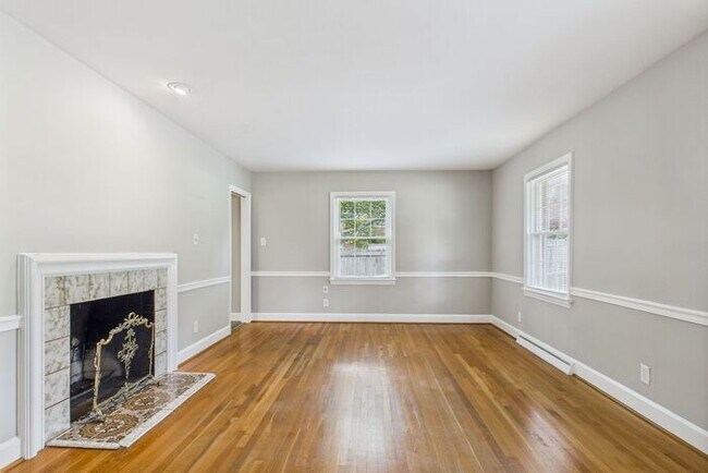 Foto del edificio - Large Home in Guilford Hills, Hardwood Flo...