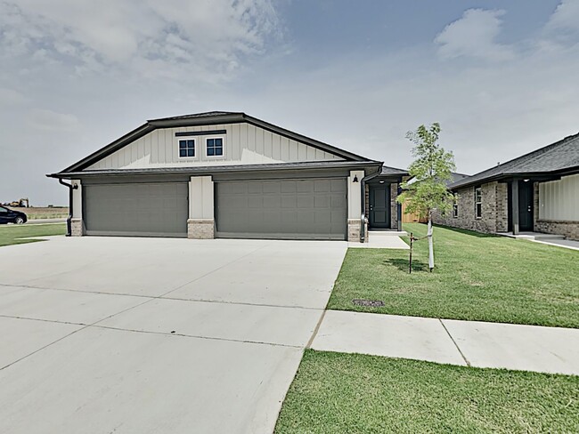 Building Photo - 2 bedroom, 2 bath with a 2 car garage Dupl...