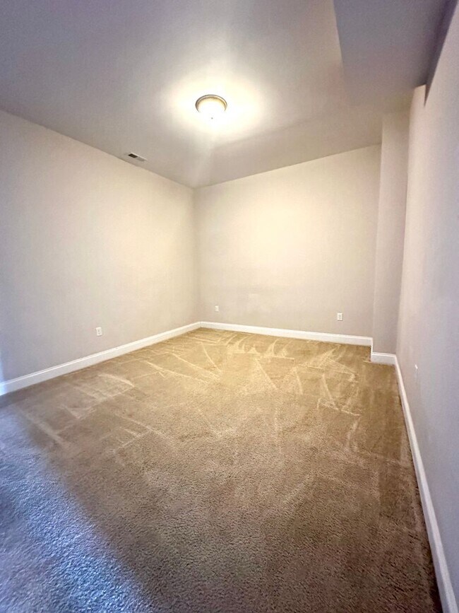 Foto del edificio - End Unit Townhouse for Rent in Crescent Ridge