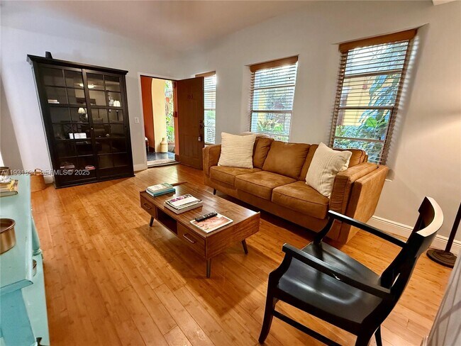 Foto del edificio - 4812 Pine Tree Dr