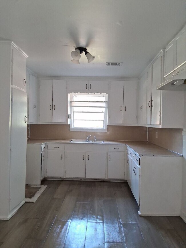 Building Photo - 1826 Wisteria Dr