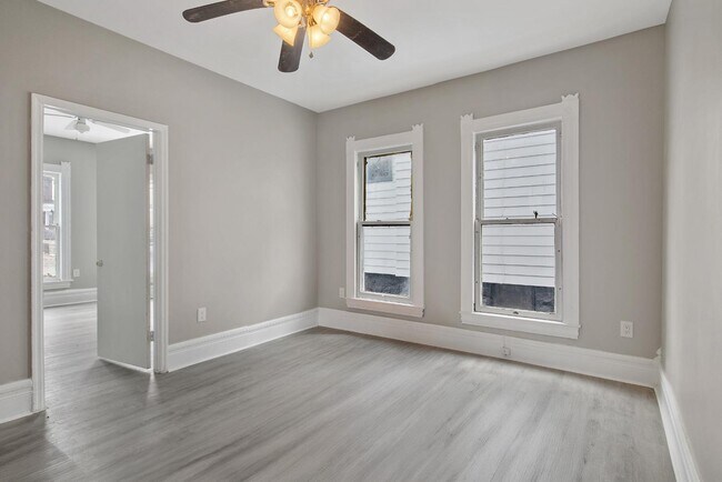 Foto del edificio - 304 Baker Ave
