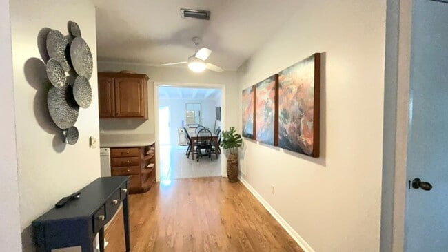 Building Photo - Island House-Close to Everything!