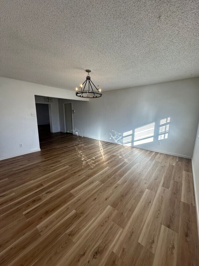 Building Photo - Spacious 3 Bed Home with a Large second Li...