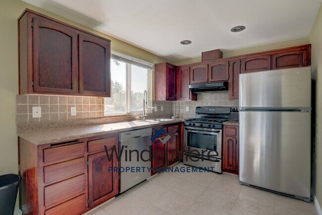Foto del edificio - 3 Bedroom/2 Bath with garage home (Pet Neg...