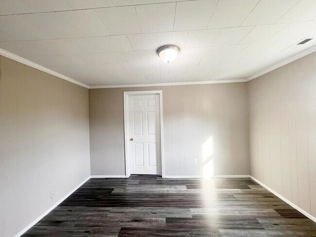 Building Photo - 660 Garrison Rd
