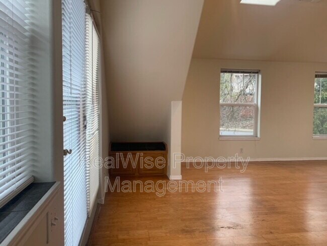 Foto del edificio - 1691 NE Foothill Blvd