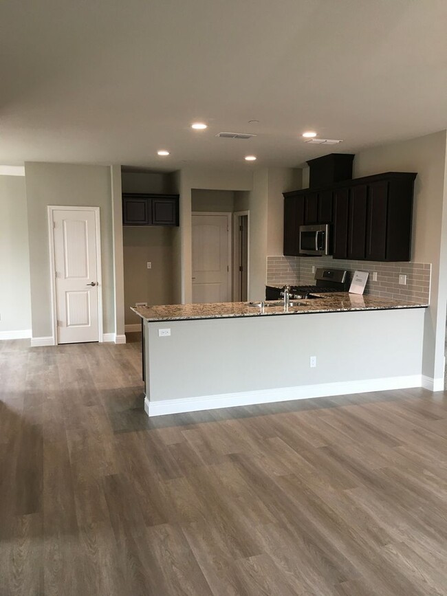 Foto del edificio - 4 Bedroom West Redding Townhome