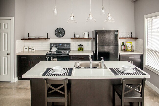 Foto del edificio - Welcome to Urban Studio 43 – Comfort, Convenience & Contemporary living in South Kansas City