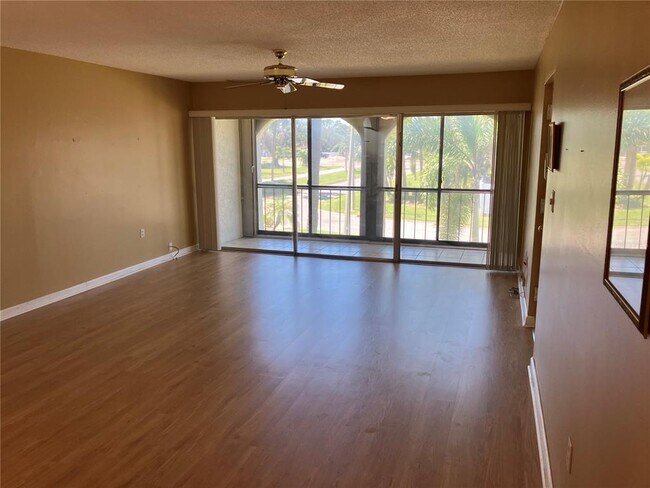 Foto del edificio - 7701 Starkey Rd