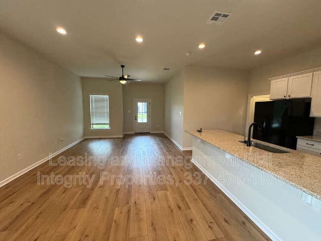 Building Photo - 325 Mulholland Ln