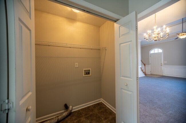 Building Photo - 319 Hogan Way