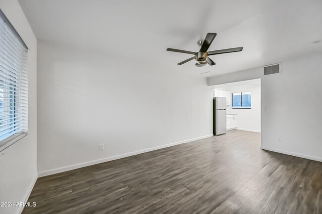 Foto del edificio - 1744 W Glendale Ave