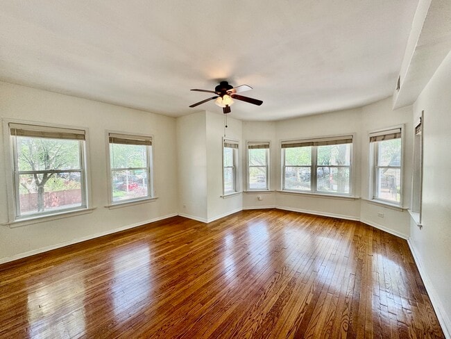 Foto del edificio - 6042 N Kenmore Ave