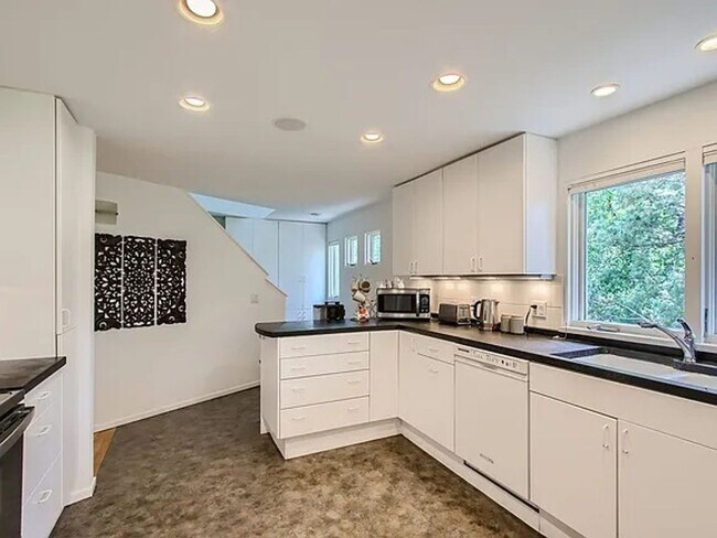 Foto del edificio - Fully Furnished Beautiful, 3 bedroom/2.5 F...