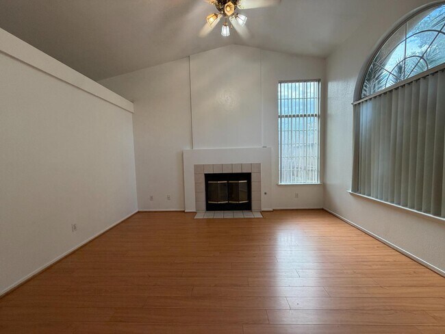 Foto del edificio - 2350 E Fallbrook Ave