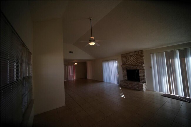 Foto del edificio - 12051 Spring Grove Dr