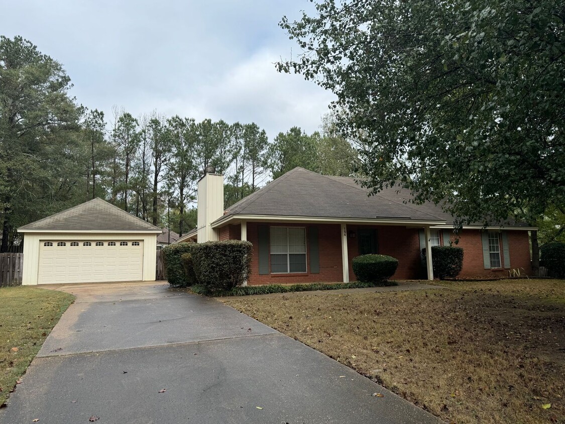 Primary Photo - Deatsville Home with Pool and Large Garage