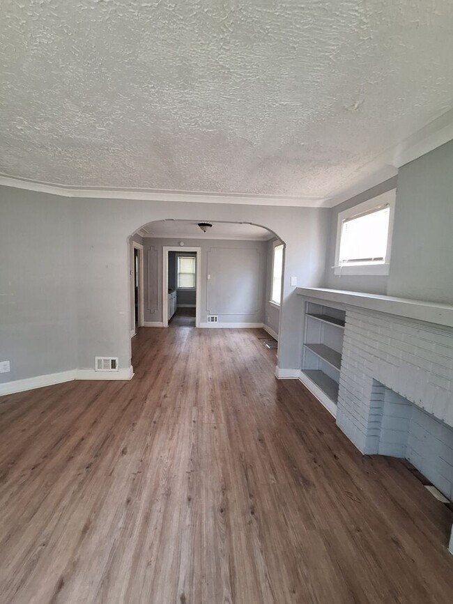 Building Photo - 15716 Cherrylawn St