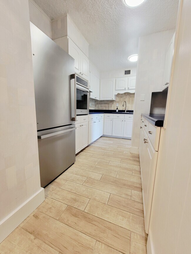 Cocina - 1100 Erie Ave