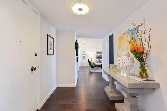 Foto del edificio - Renovated Condo w/ Views in Pac Heights!!