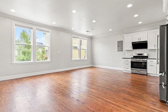 Building Photo - Luxury Living In Historic Alameda Victorian - 2 Beds w/ Master Suite & Laundry