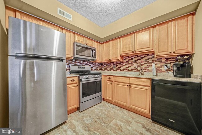 Building Photo - 6902 Hilltop Dr