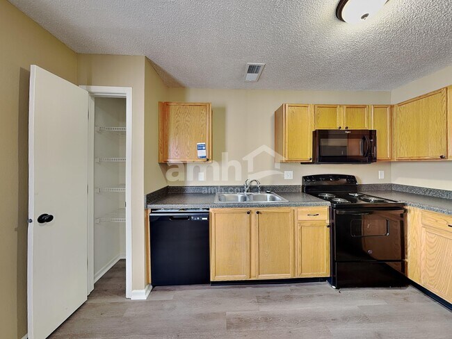 Foto del edificio - 2343 Summerwood Ln