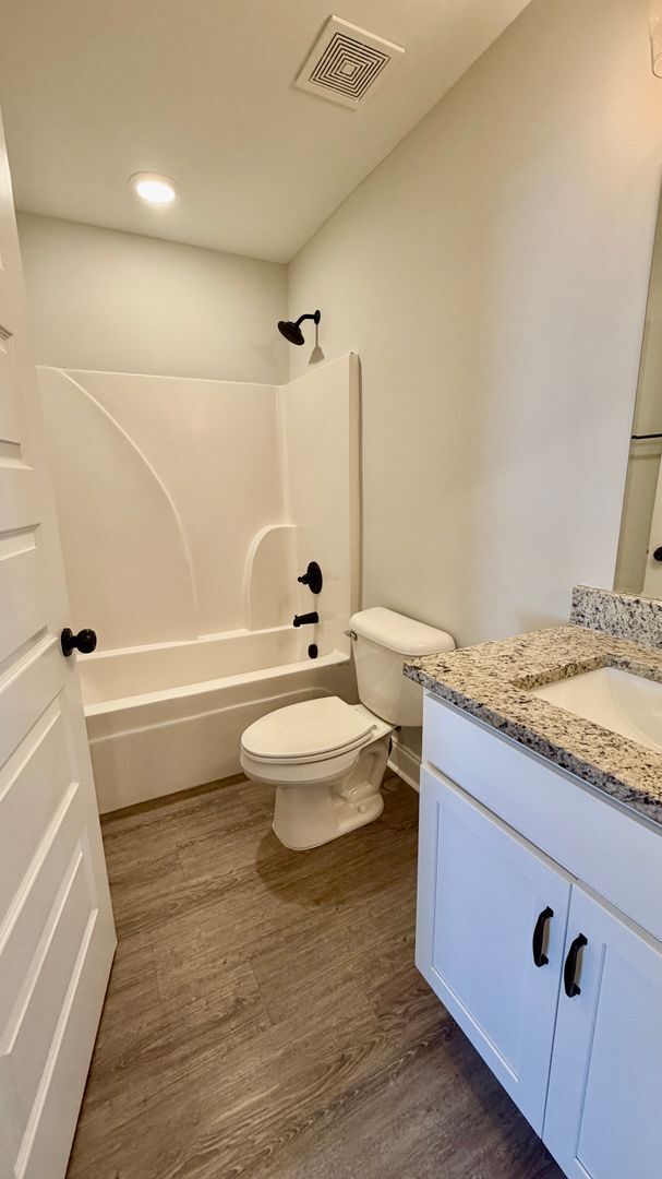 Foto del edificio - 3 BEDROOM 2 BATHROOMS