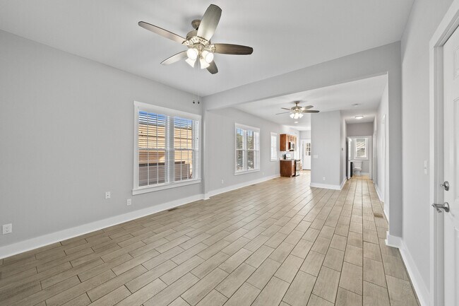 Foto del edificio - 106 N Main St