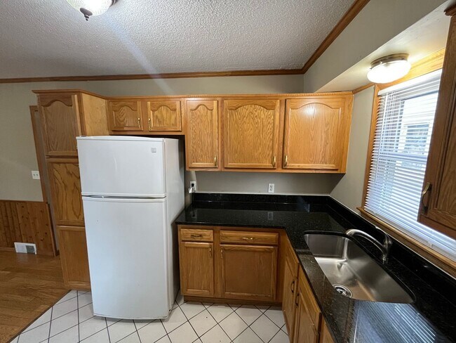Building Photo - Gorgeous 2 Bedroom House with Massive Two Car Garage! Apply Today!