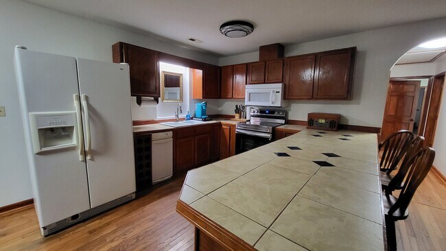 Foto del edificio - 2-Bedroom, 3-Bathroom Home - Utilities Included