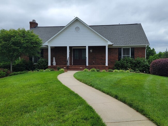 Building Photo - 2 Bedroom 3.5 Bathroom Town home located in the Oak Ridge Meadows Neighborhood