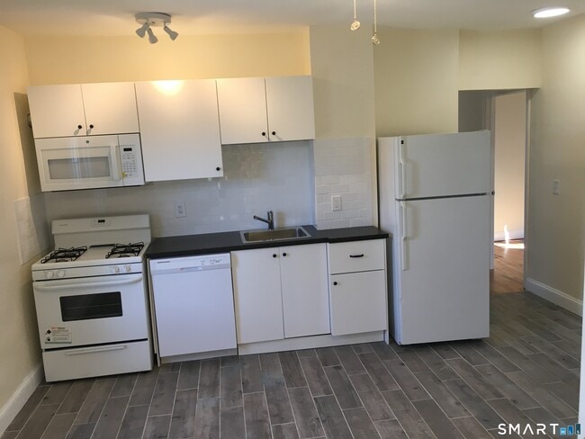 Building Photo - 39 Elm St