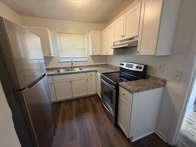 Foto del edificio - 3 BEDROOM BRICK TOWNHOME FOR RENT IN NORFOLK