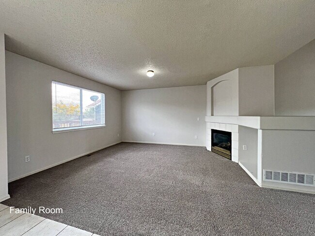 Foto del edificio - Available 09/01/26; Saddle Rock Ridge! Soaring Ceilings, Generous Square Footage, Fenced Backyard...