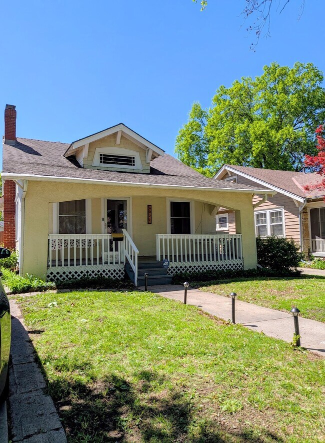 Building Photo - 1021 E 76th St