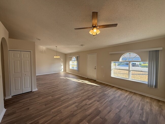 Foto del edificio - 48 Pennsylvania Ln