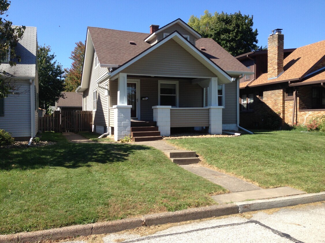 2323 32nd St Unit 1, Moline, IL 61265 Apartments in Moline, IL