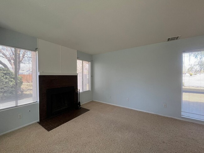 Building Photo - Charming Corner Unit in Stallion Springs