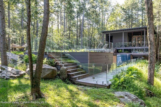 Building Photo - 70 Raybrook Dr