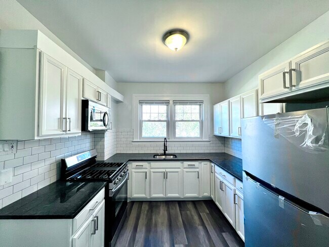 Kitchen - 16 Bellair Pl