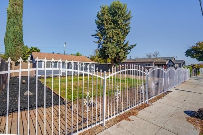Building Photo - 1006 W California Ave