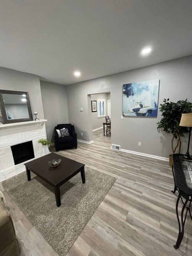 Building Photo - Newly Renovated 3 bedroom, 1 bathroom in South Side Slopes- Stainless Appliances and Sun Room