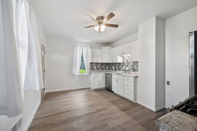 Building Photo - Newly Renovated 2 Bedroom Home With Bonus ...