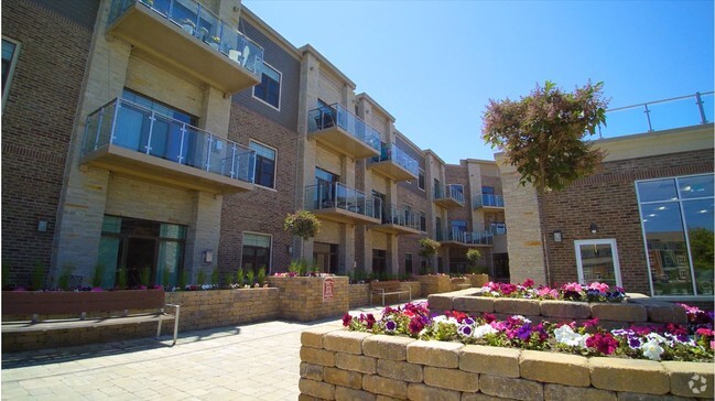 Building Photo - Mequon Reserve