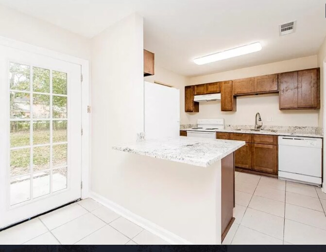 Building Photo - 305 Cardinal Dr