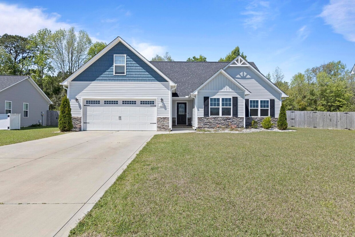 Primary Photo - 3 bedroom with BONUS room in community pool neighborhood!